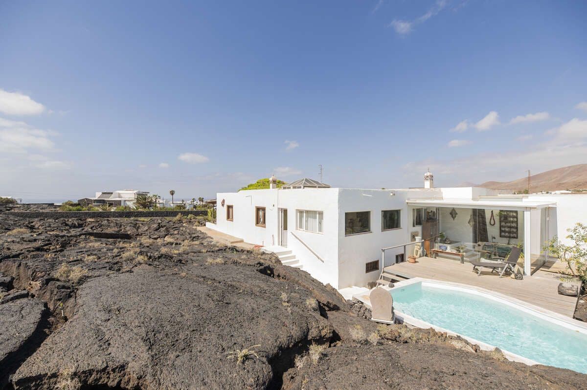Imagen 1 de la propiedad Mágica villa rodeada de lava: oportunidad exclusiva en El Volcán de Tahiche.
