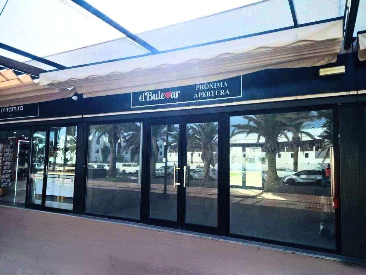 Imagen 1 de la propiedad Local para HOSTELERÍA en la mejor ubicación de Costa Teguise, en Galería Comercial El Bulevar.