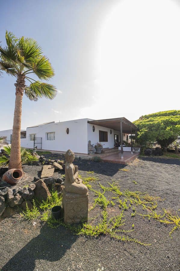 Imagen 2 de la propiedad Mágica villa rodeada de lava: oportunidad exclusiva en El Volcán de Tahiche.