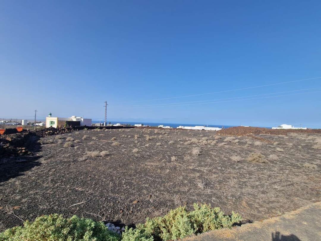 Imagen de propiedad: Invierte en tu futuro con este terreno de alto potencial. en Yaiza